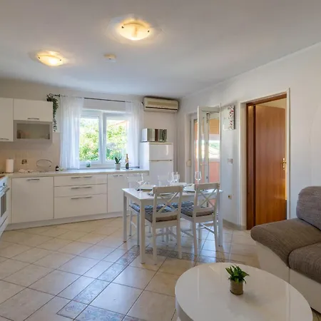 Cozy In With Kitchen Apartment *