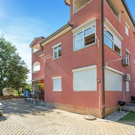 Beautiful In Apartament Karigador