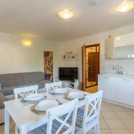 Cozy In With Kitchen Apartment *