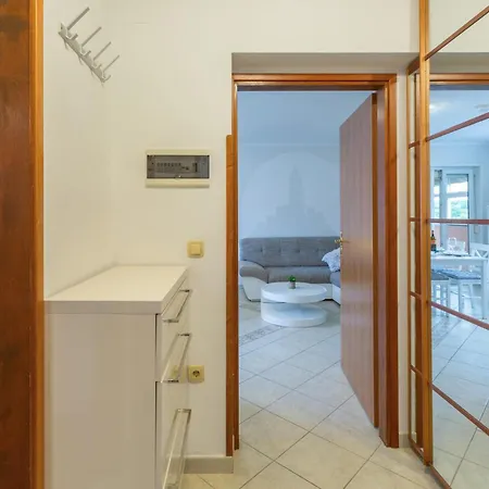 Apartment Cozy In With Kitchen Karigador