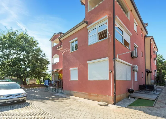 Beautiful In Apartament Karigador